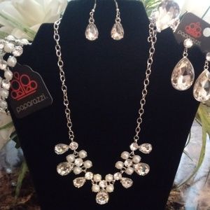 Beautiful Paparazzi silver set